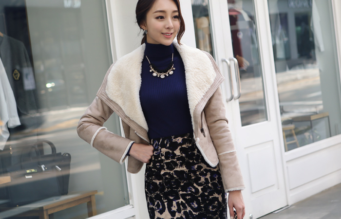 软毛内衬骑士皮夹克的野马短外套