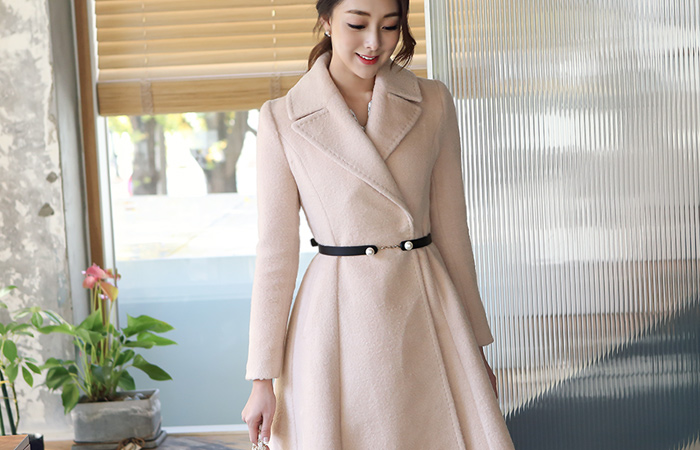 女人珍珠带羊驼毛呢子大衣