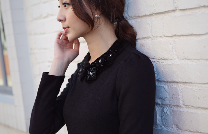 荷叶边下摆羊毛连衣裙（项链领）