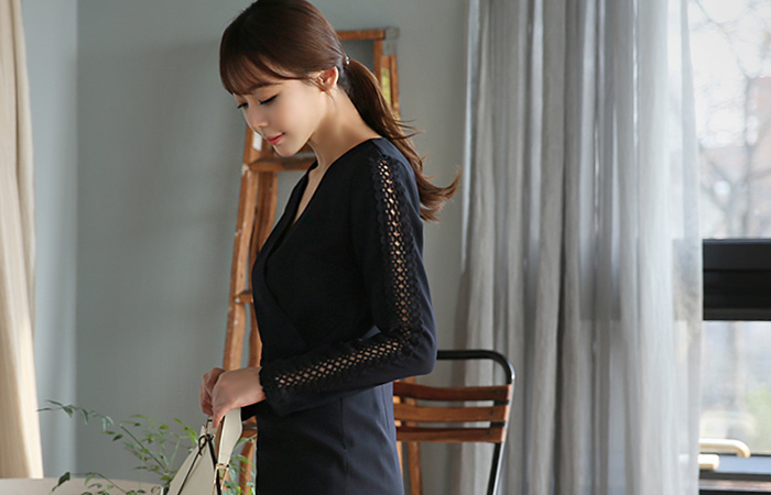 柔顺的租用线路冲孔连衣裙