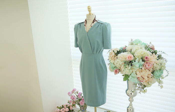 褶饰肩带包体积连衣裙