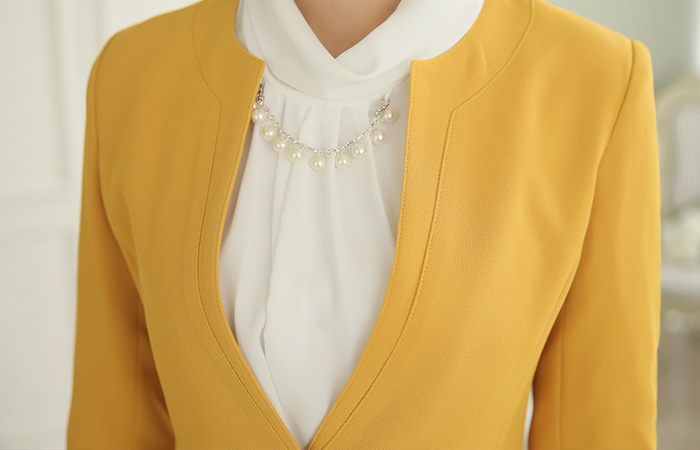 圆形切口纯色外套