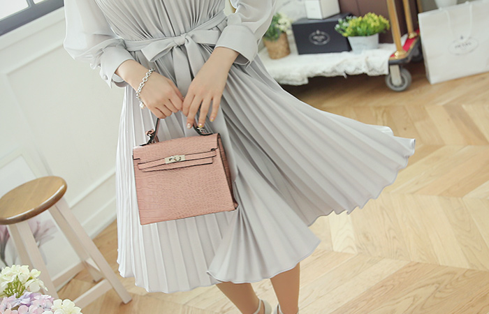 女人真丝百褶连衣裙