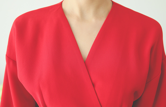 现代的宽腰带裹卷连衣裙