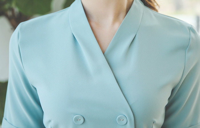 点褶饰V字领按钮连衣裙