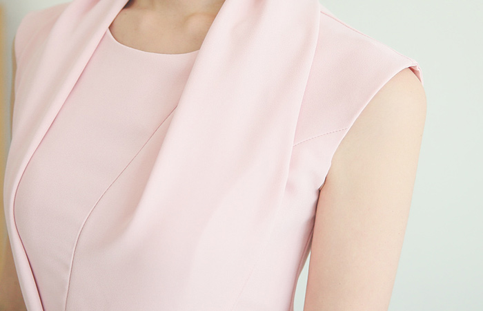 优雅的围巾腰带连衣裙