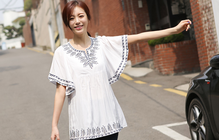 印度的绣花衬衫长