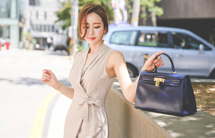 女人现代说唱连衣裙