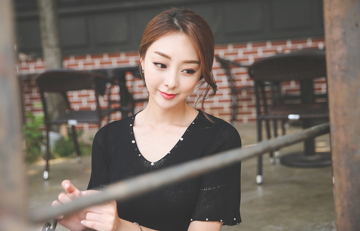 银球V字领针织衫