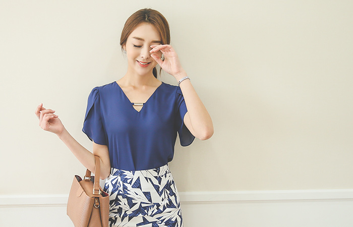 银条V字领郁金香女衬衫