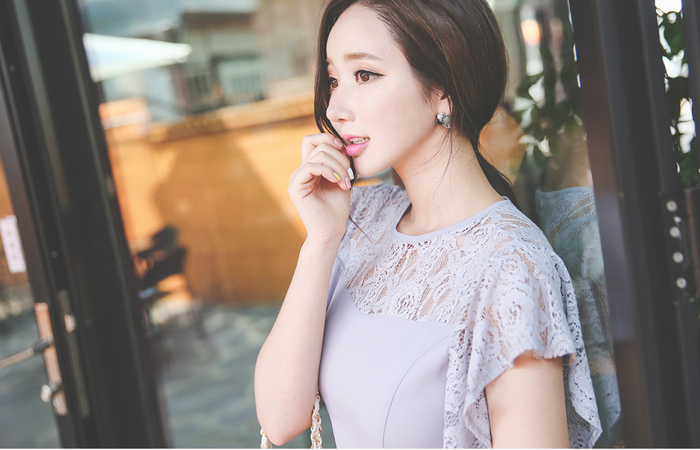 玫瑰蕾丝褶皱连衣裙