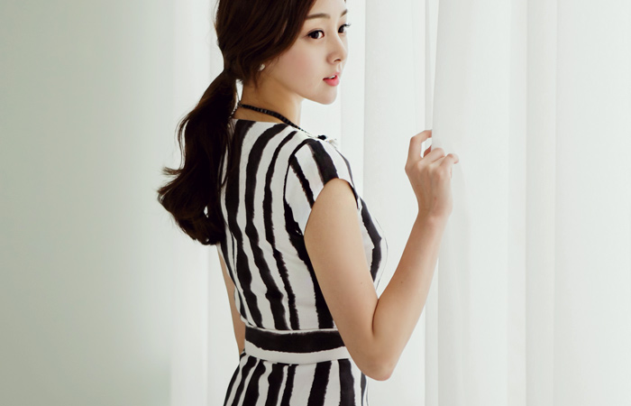 盖袖条纹连衣裙