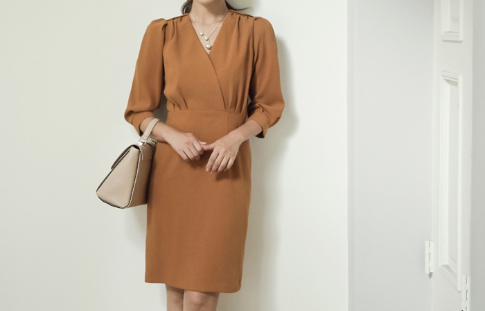 实验室的V字领卷连衣裙