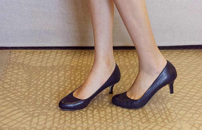 圆润的鼻子牛皮高跟鞋