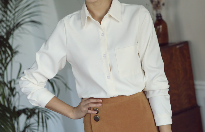 基本的沥青拉丝衬衫