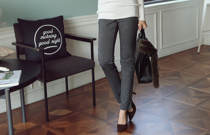 黑色带型皮革裤子口袋里