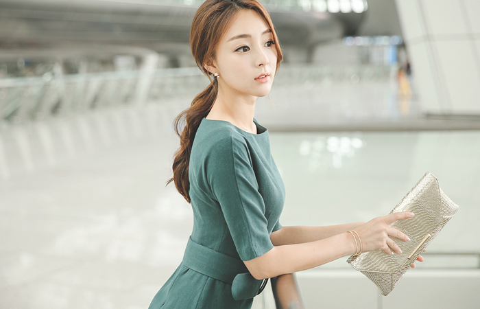 船领束腰亚麻连衣裙