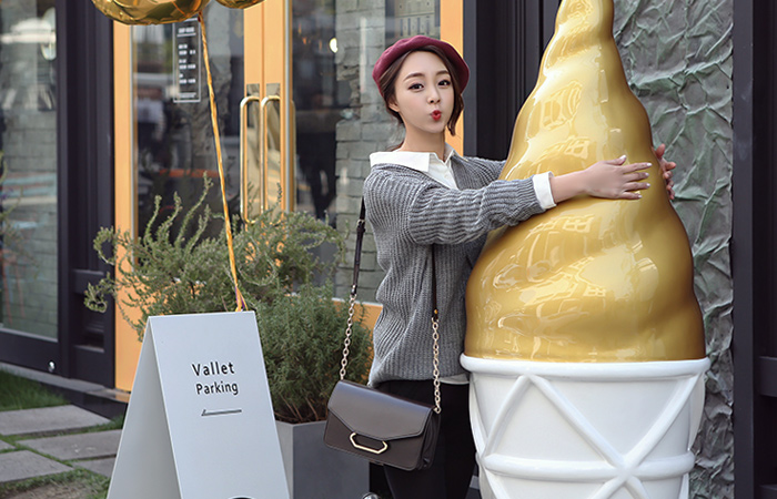 预科生麻花型V字领针织衫