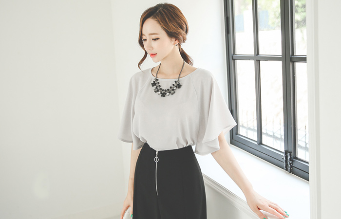 简单圆领翅膀女衬衫