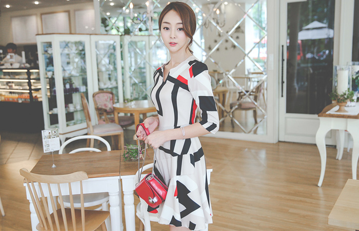 独特心脏脖子褶边斜连衣裙