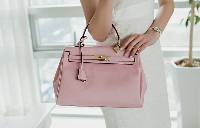 [模特穿29秒黄铜蔚手提包