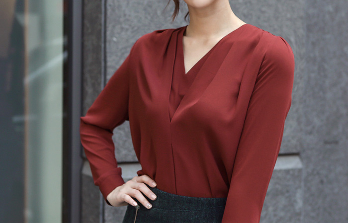 V字领褶皱女衬衫（秋天）