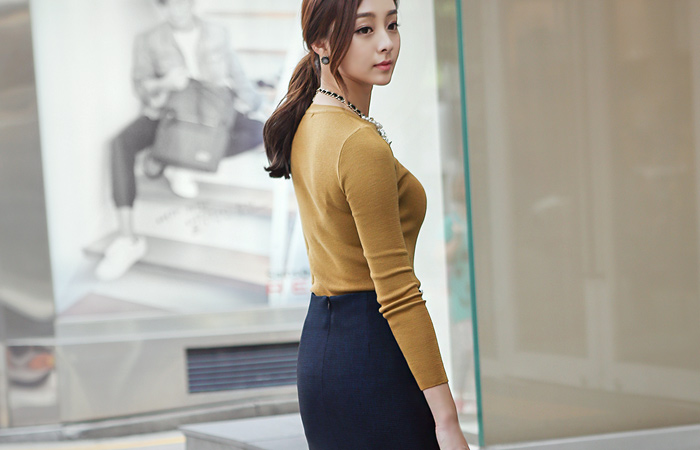 基本的修身圆领针织衫（下降）（断货）