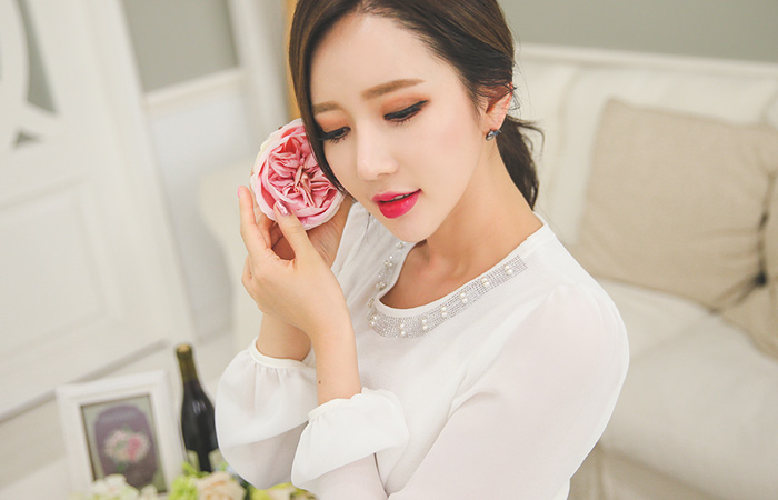 银珍珠圆领女衬衫