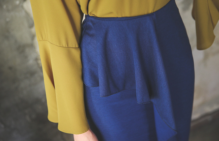 张力荷叶边裙子