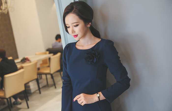 大花胸花缝连衣裙