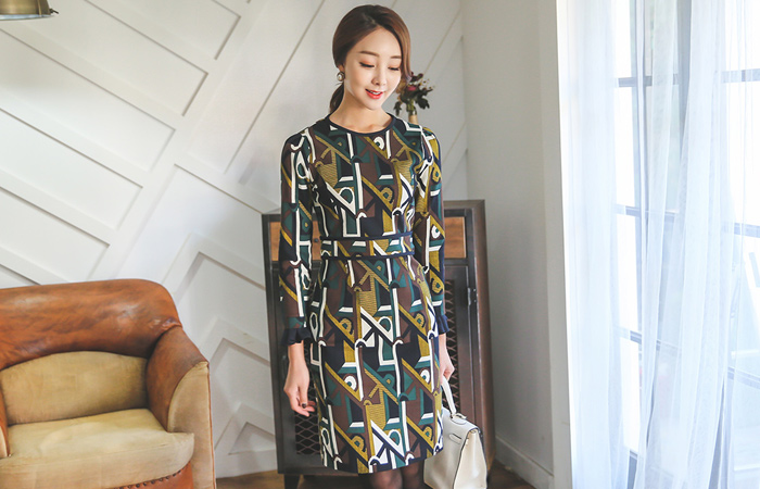 令人愉快的皱褶袖连衣裙