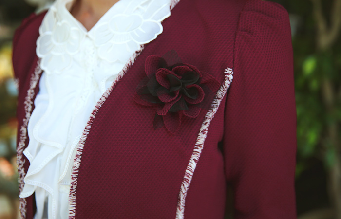 花胸花短外套与条纹