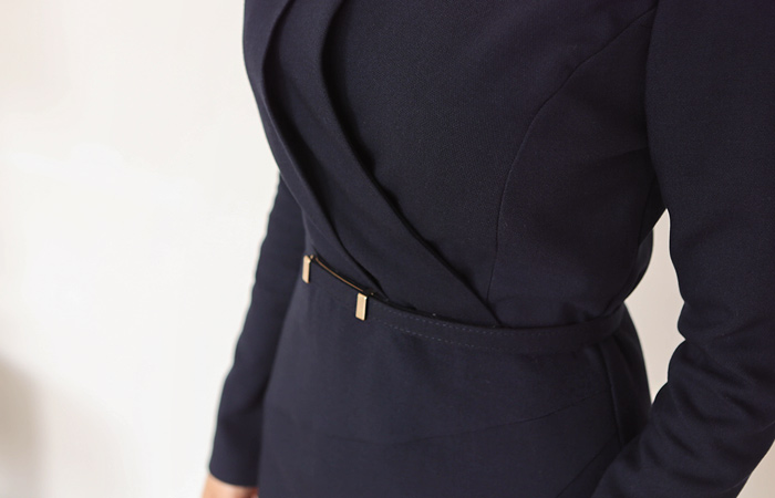 现代切割V字领连衣裙