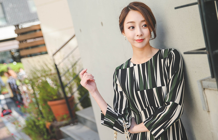 淡褐色的MIDI线条连衣裙