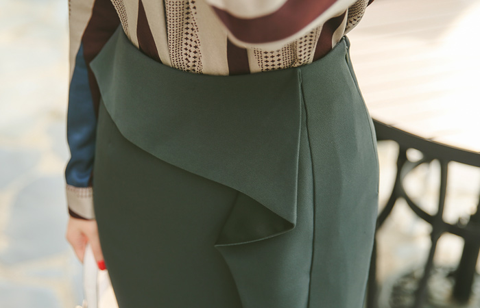 独特绸缎荷叶边裙子