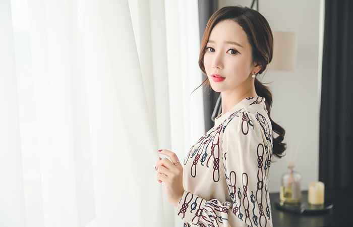 丝滑绳链女衬衫