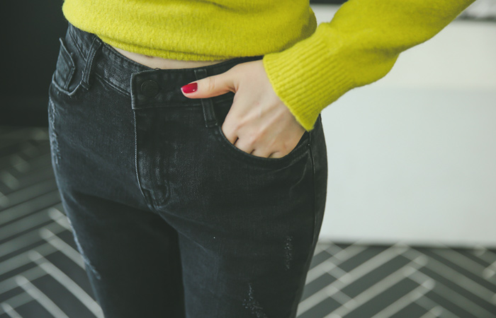 苗条的损伤喇叭裤黑色牛仔