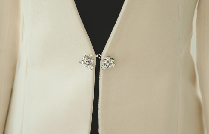 闪亮胸针丝绒外套