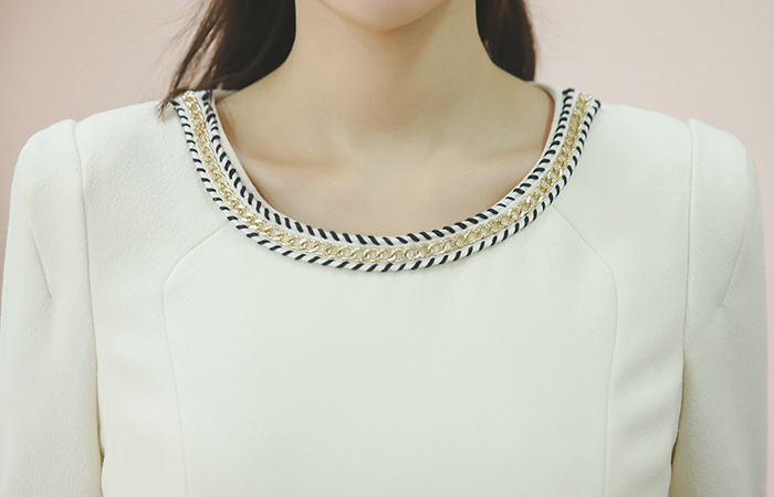 叶链领口连衣裙