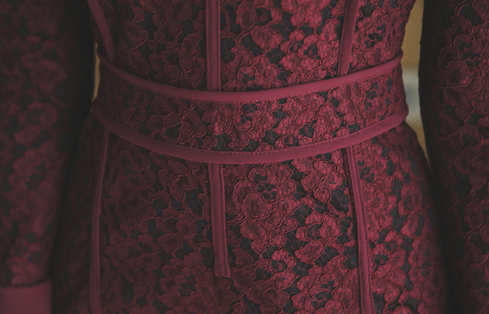 偏置线条蕾丝连衣裙