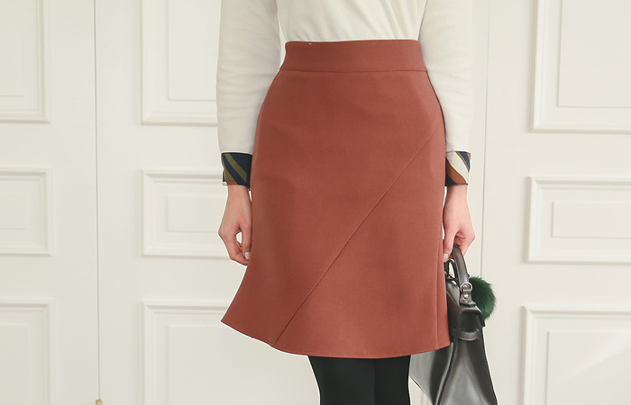 聚集皱褶斜切口裙子