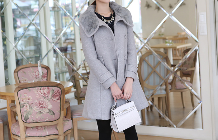 一个线条马里昂毛领呢大衣