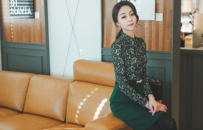 站在梅花领蕾丝页连衣裙