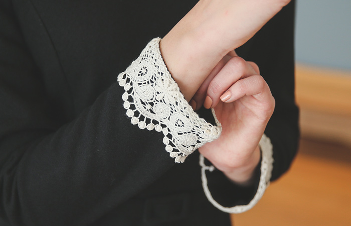 浪漫的蕾丝领羊毛连衣裙