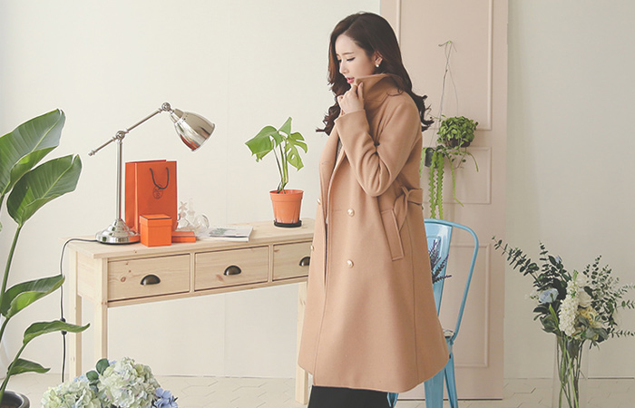 希尔达羊毛大衣与金色纽扣风衣