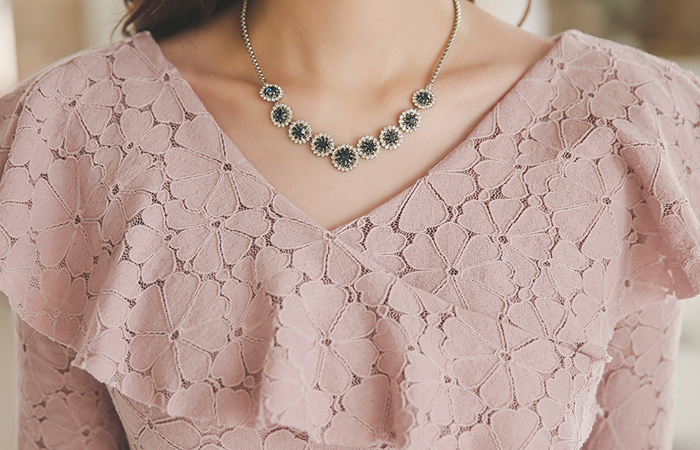 层叠的荷叶边弹力蕾丝抹胸