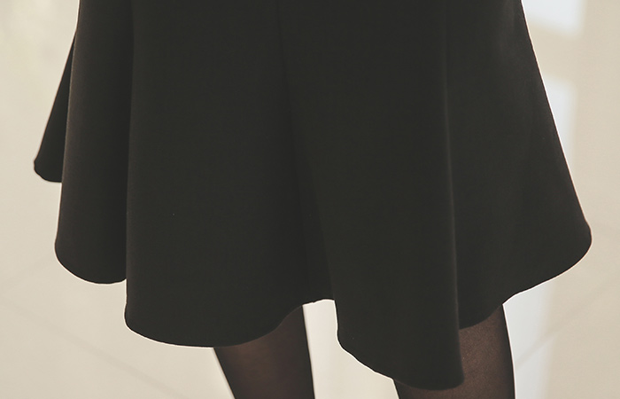 丰富的美人鱼蛋糕加绒裙子