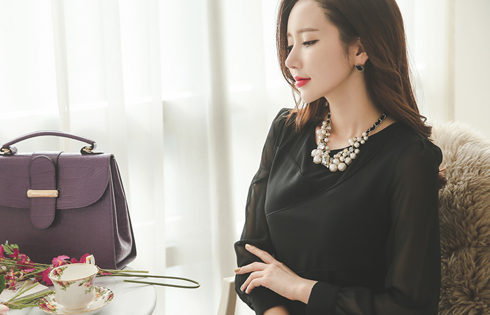 该管道线路透明袖连衣裙