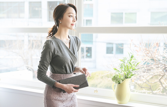 闪耀的珍珠项链缠绕上衣顶