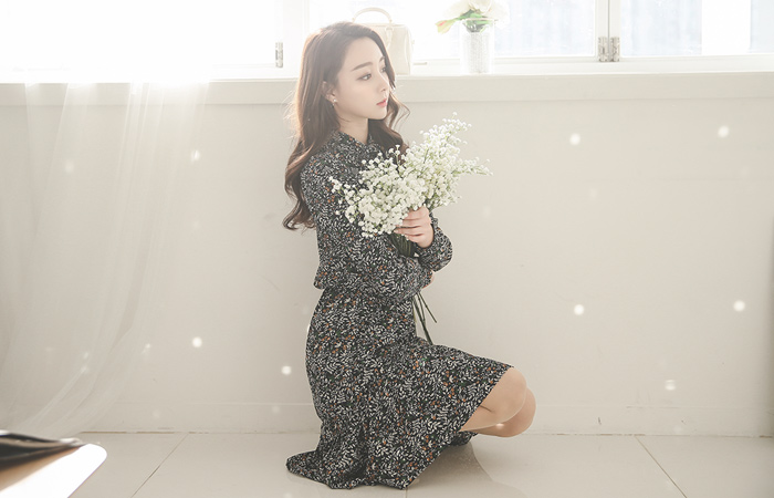 绑丝带皱褶肋骨连衣裙